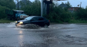 В городе Владимирской области из-за грозы затопило перекрёстки и повалило деревья