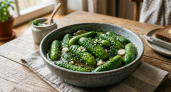 Беру ложку сахара и чеснок: малосольные огурчики получаются просто вкуснятина, первыми улетают со стола