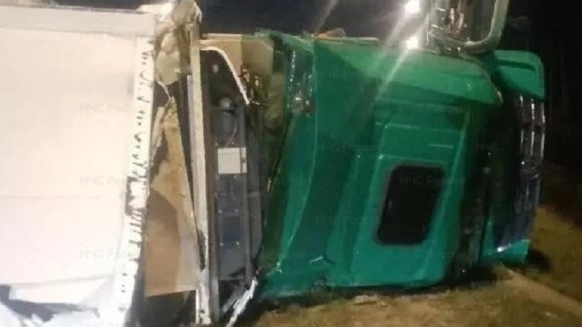 На трассе М-7 во Владимирской области перевернулась фура