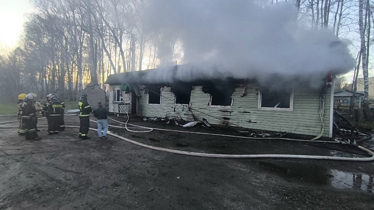 Пожар уничтожил заброшенное придорожное кафе во Владимирской области 