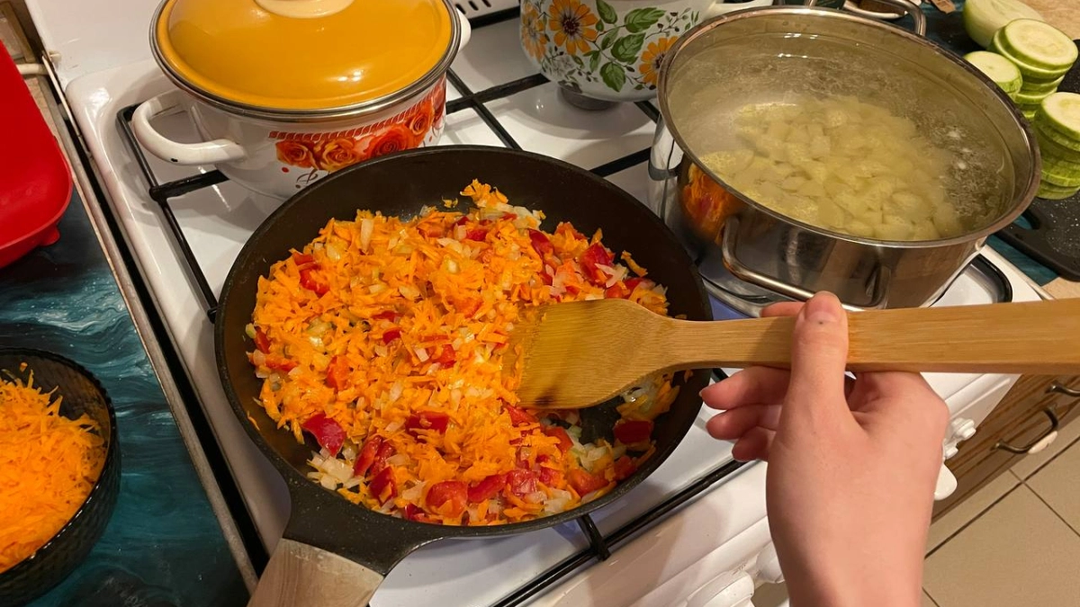 Вот так жарят лук для супа и зажарки вкусно и правильно: 3 щепотки и 5 хитростей - будет золотистым, душистым, красивым