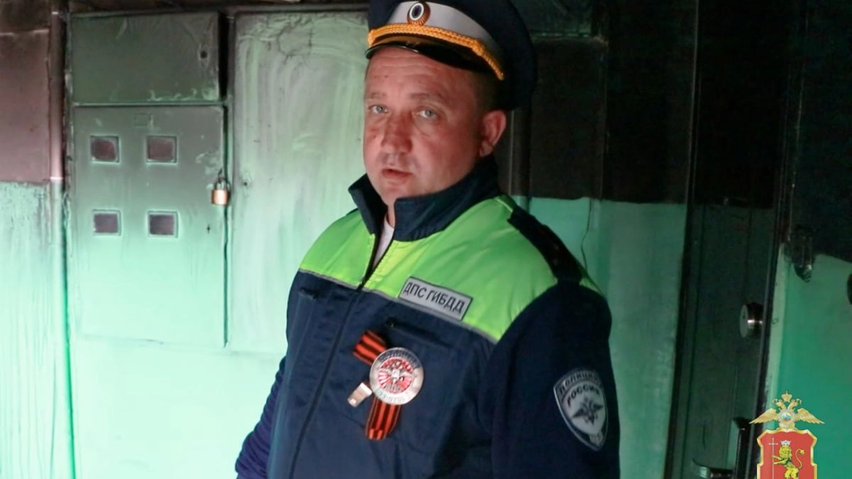 Во Владимирской области полицейский спас двоих граждан из горящего дома