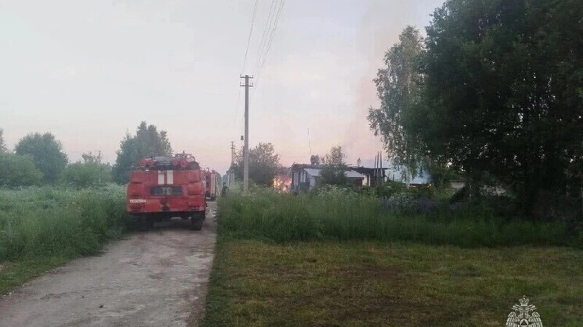 В деревне Владимирской области пожар уничтожил частный дом с хозяйственными постройками