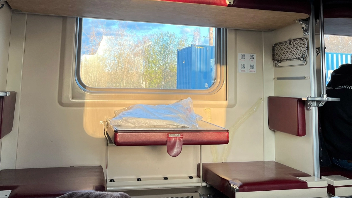 «В 7 утра с верхней полки слезла попутчица и стала будить меня, чтобы я уступил ей место»: на чьей стороне закон