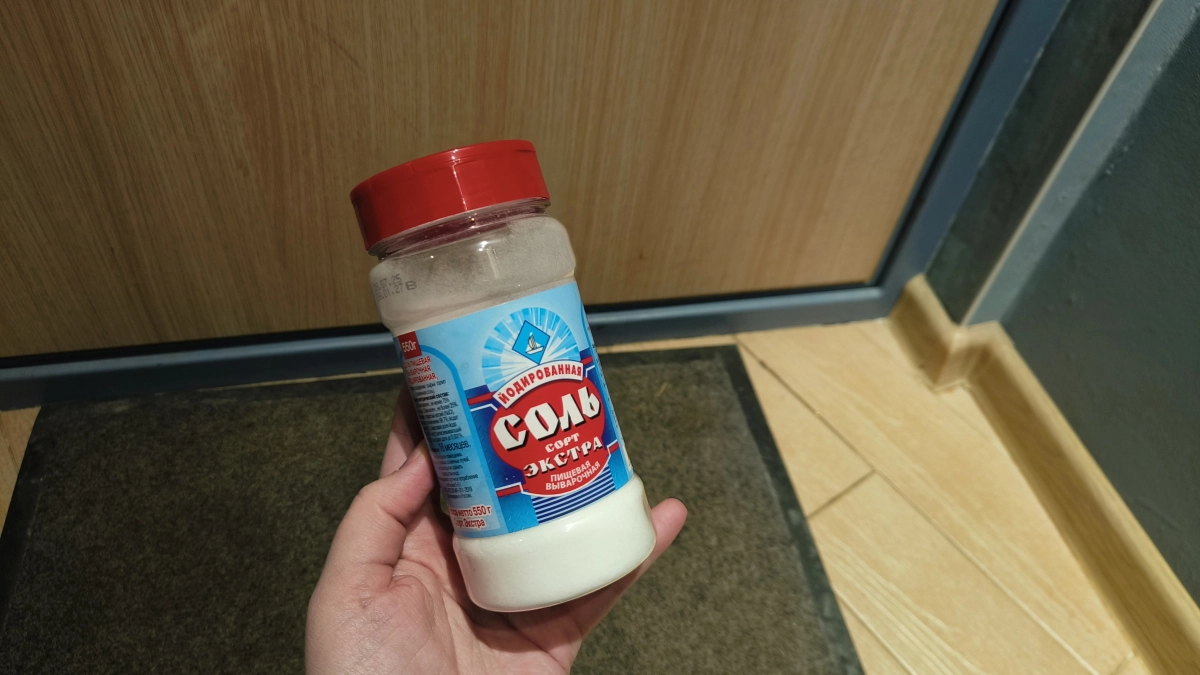 Насыпаю соль вдоль порога - и сплю как младенец: старинная мудрость для защиты дома. Работает эффективнее современных средств