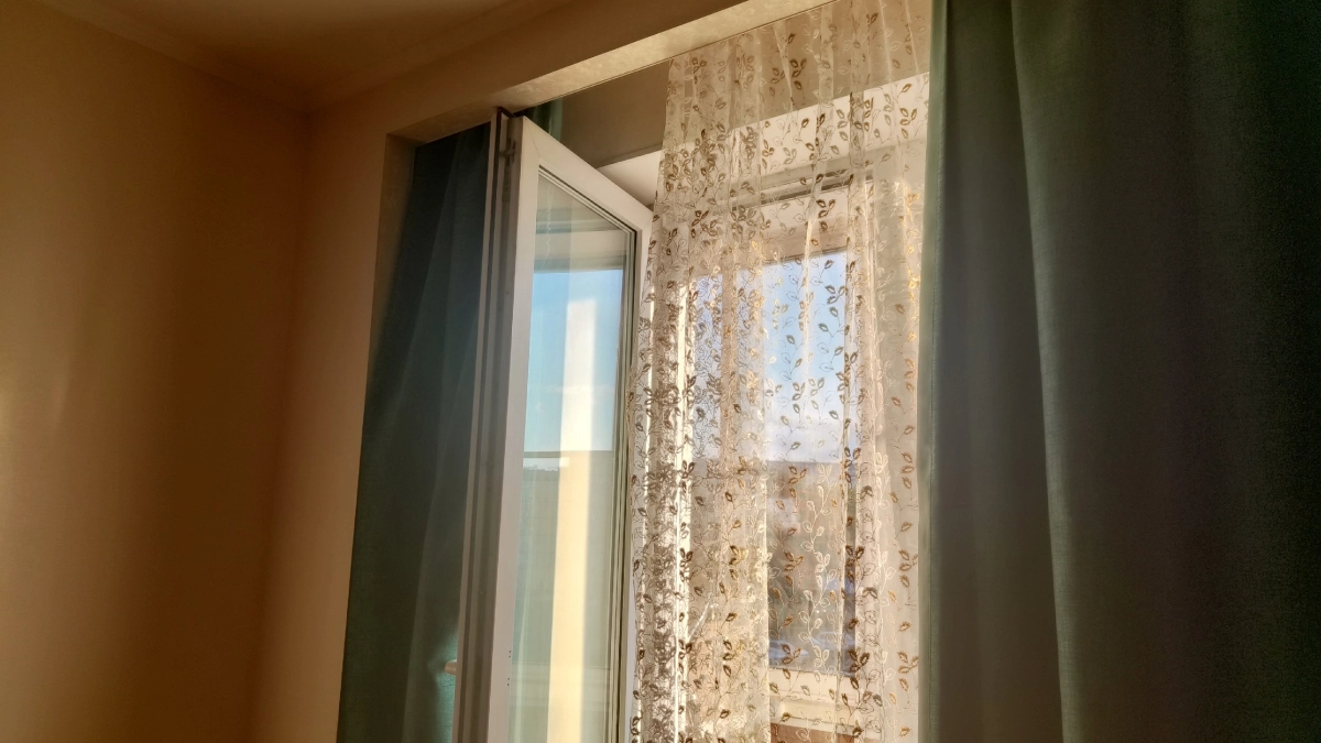 Шторы в спальне больше не в моде - вот что пришло им на замену: тренд в дизайне 2026 - без стирки и пыли
